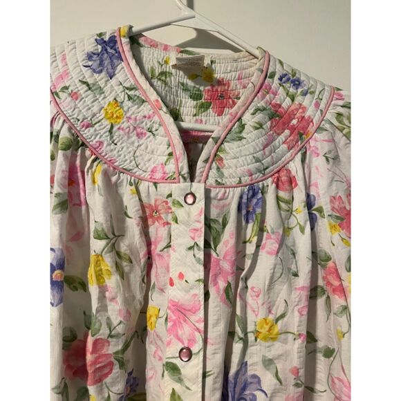 Vtg Barbizon Grannycore Cozy White/Pink/Green Floral Pink Snaps Housecoat Robe M - Picture 3 of 4